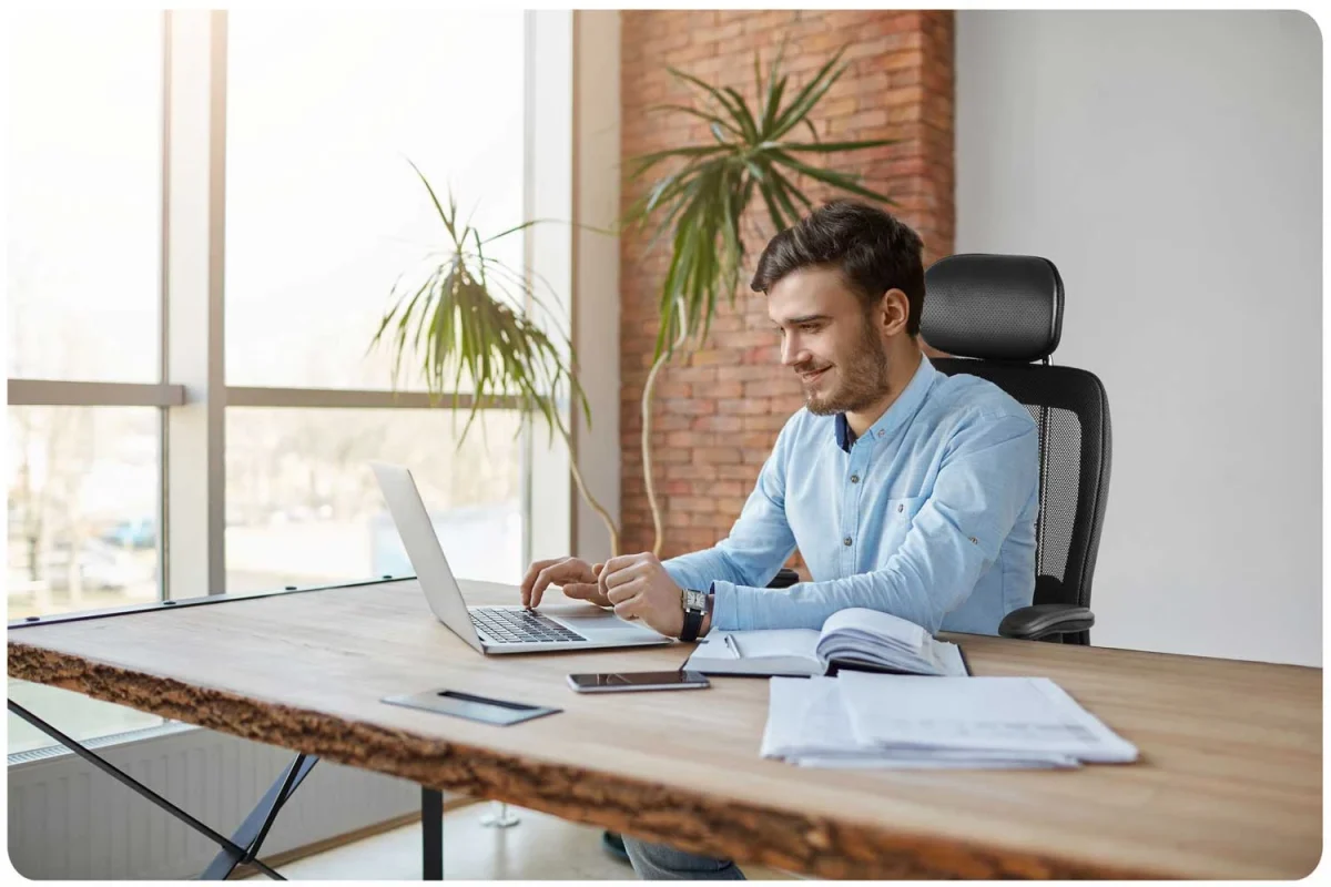 Комфортне офісне шкіряне крісло з мікросіткою Монако чорне - Зображення 10